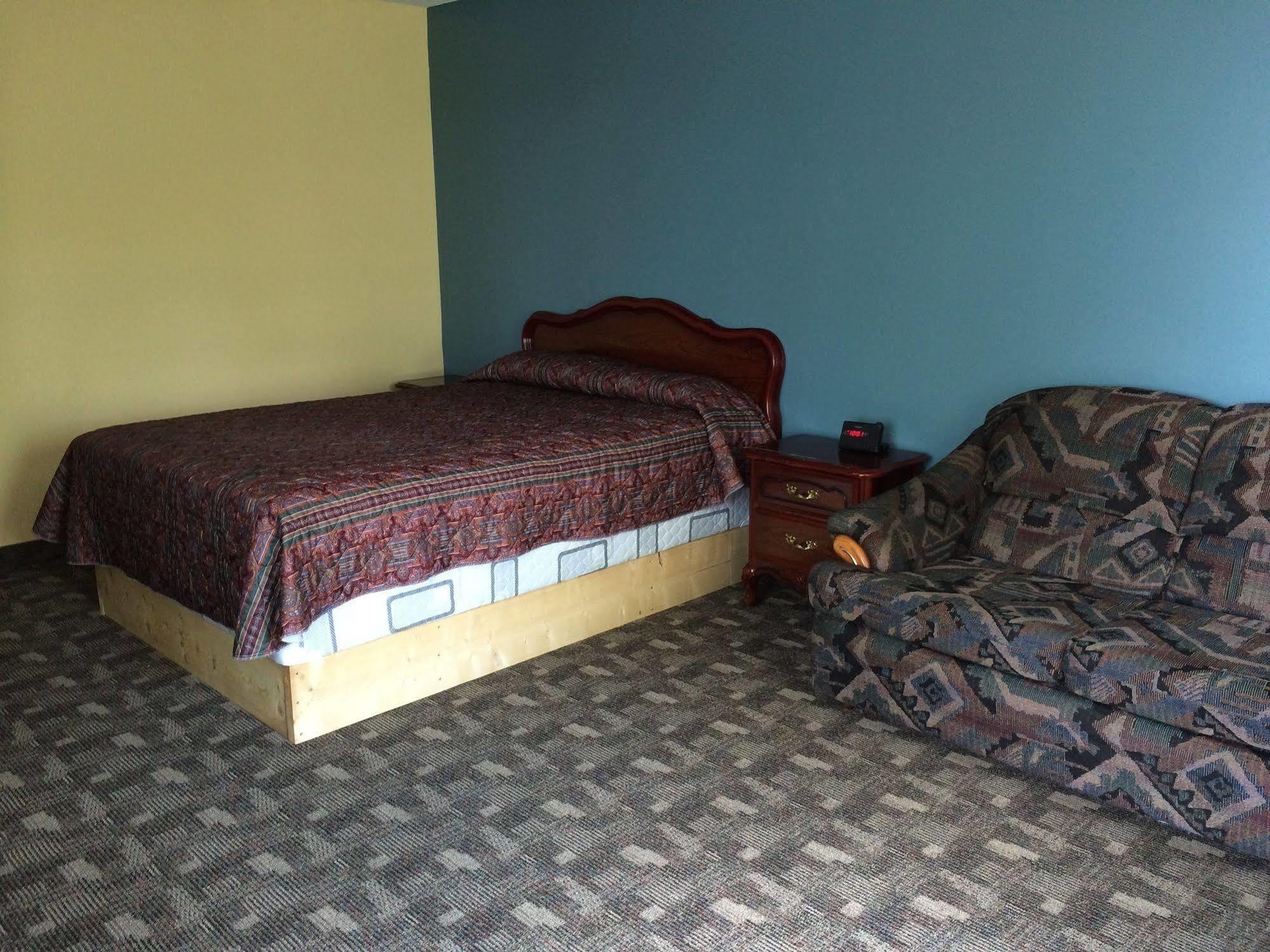 Pickle Lake Hotel Екстериор снимка
